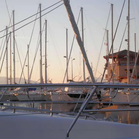 Climatise Avec Terrasse Et Garage - 4 Couchages, St Raphael